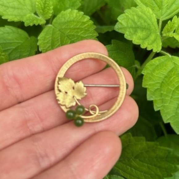 VTG KREMENTZ Gold Circle Leaf Green Stone BROOCH - Picture 2 of 6